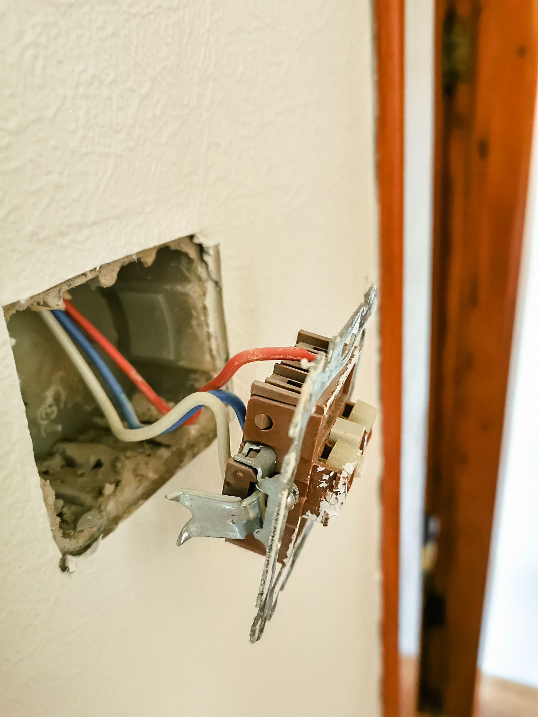 Cableado eléctrico expuesto en una pared